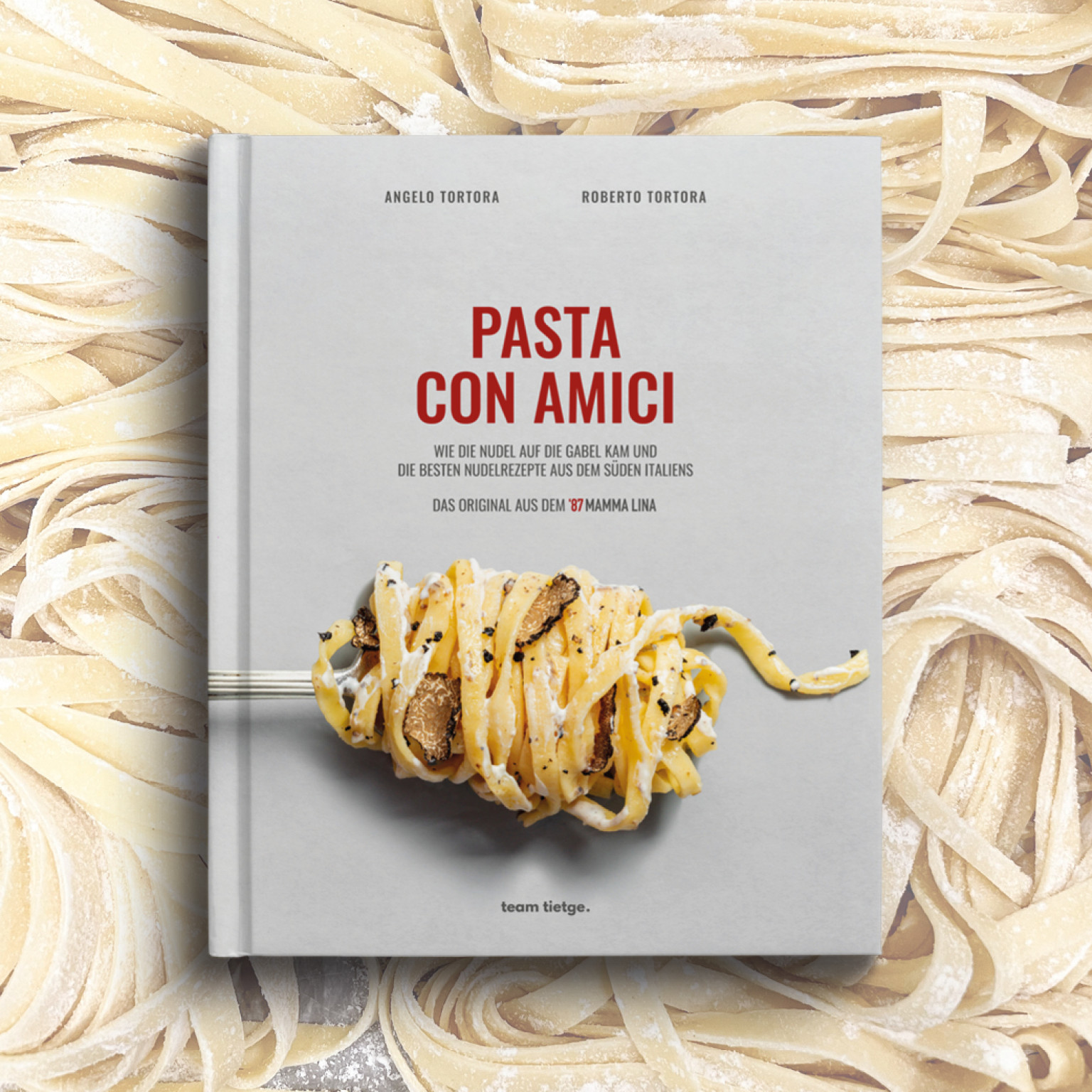 Cover des Pastabuchs Pasta con Amici vom Tietge Verlag und Mamma Lina – traditionelle italienische Nudelrezepte aus Süditalien mit Trüffel und viel Amore.