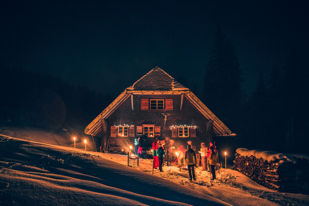 Gruppe bei der Hutte bei der Fackelwanderung Original 10137 Edit