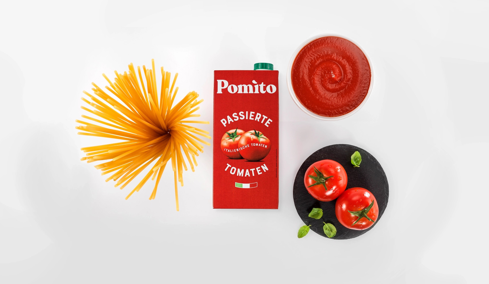 Bild von oben auf Verpackung von Pomito daneben Tomatensoße, Tomaten und Spaghetti