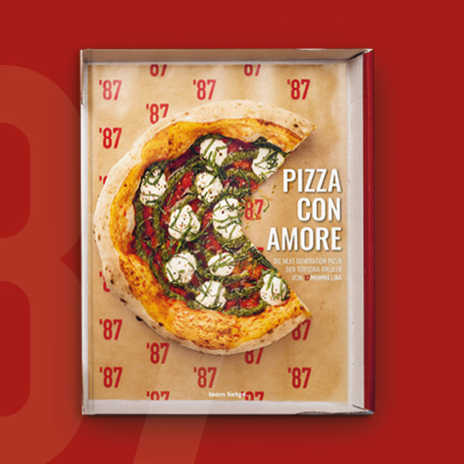 Cover des Pizzabuchs Pizza con Amore vom Tietge Verlag und Mamma Lina – neapolitanische Pizza mit Mozzarella als Symbol für moderne italienische Küche.