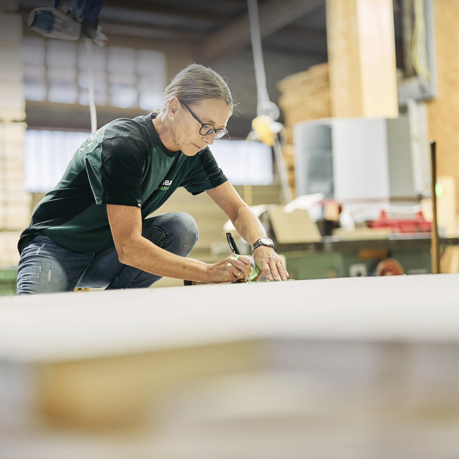 tt NURHOLZ Kacheln Bild Produktion Mitarbeiterin